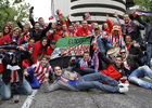 Temporada 12/13. Final Copa del Rey 2012-13. Real Madrid - Atlético de Madrid. Aficionados rojiblancos en los aledaños del estadio Santiago Bernabéu